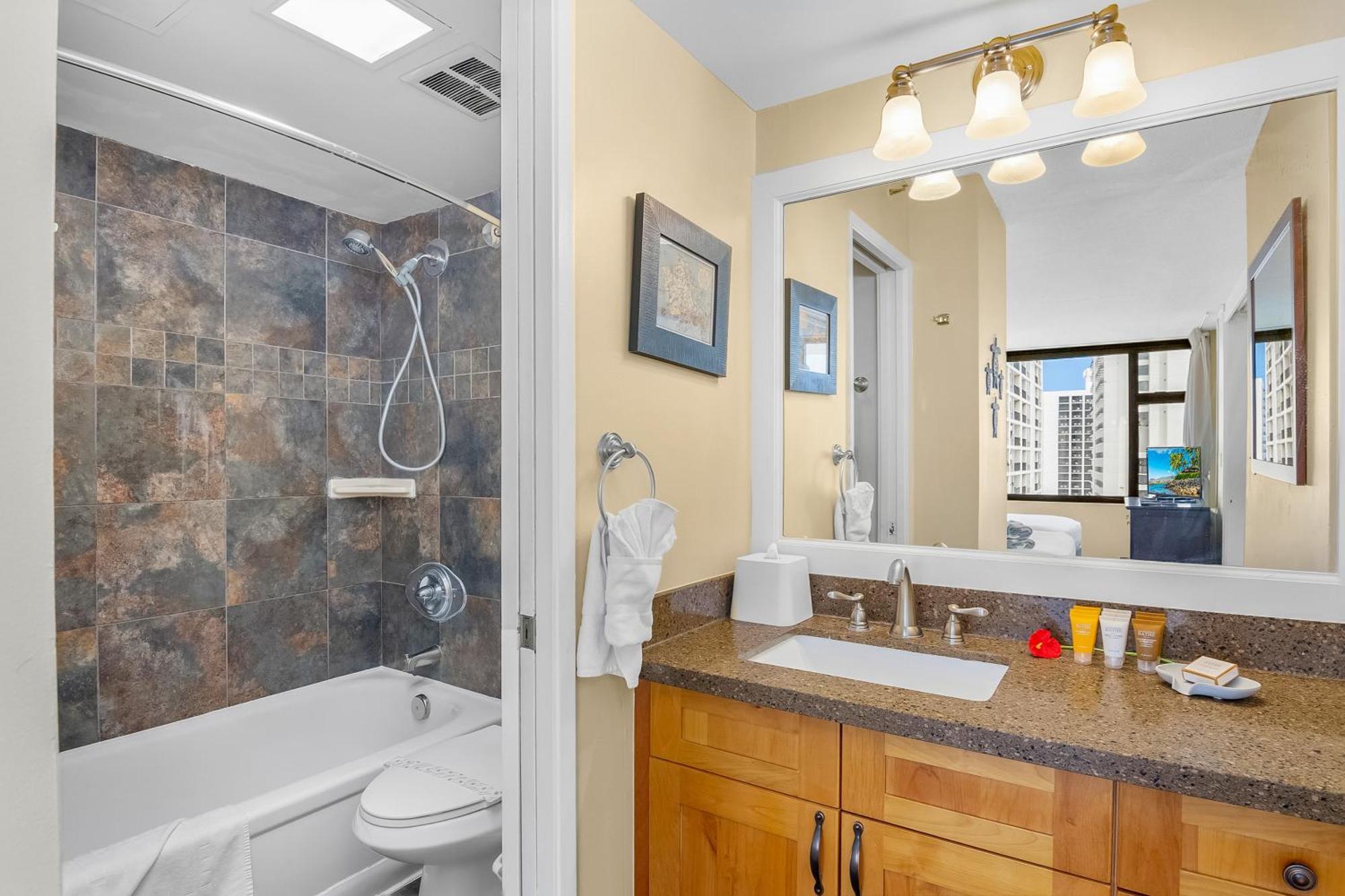 Beautiful 1Br, Steps To Waikiki Beach And Parking Гонолулу Экстерьер фото
